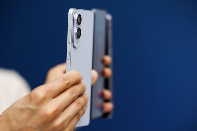 Samsung Signals Caution on Future Folding Phone Rivalry - Samsung Uncommited To Another IPhone Air Rival Or Trifold, COO Says