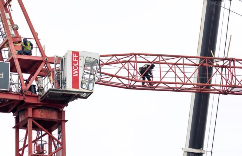 Construction Workers Voice Concerns Over Permanent Daylight Time Shift - Construction Workers In Dark Over Switch To Permanent Daylight Time: Trade Group