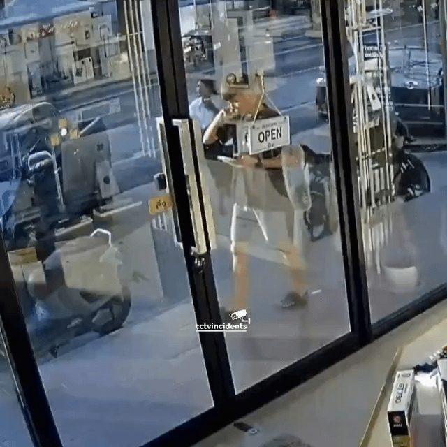 Surprising Encounter at Local Diner Leaves Patrons Amused - Unexpected Customer