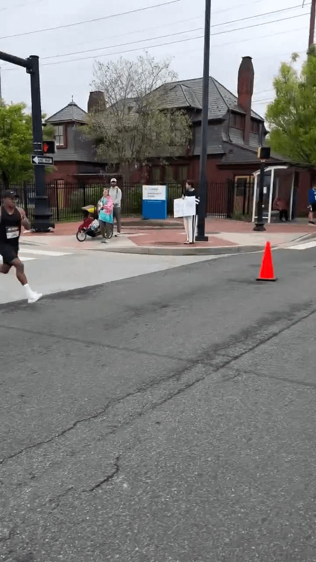 Unexpected Victory: Delaware Marathon Ends in Stunning Upset - Man Wins The Delaware Marathon By Outsprinting His Opponent Who Was Celebrating, Thinking He Had Secured The Win