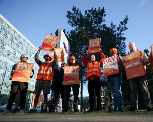 Resident Doctors Strike for Pay Restoration Amid Controversy -  Resident Doctors Begin Longest Strike Yet As Streeting Accuses BMA Of Hypocrisy Over Pay – UK Politics Live